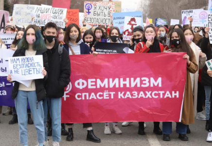 Алматыда әйелдер маршы өтіп жатыр