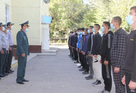 Түркістандық жастар әскерге аттанып жатыр