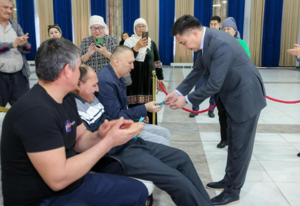 ​Шымкентте әлеуметтік санаттағы азаматтарға жаңа пәтерлердің кілті табысталды