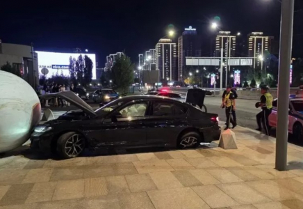 Алматыда BMW көлігі Өнер музейі алдындағы сәндік шарға соғылды - жас жігіт пен бойжеткен ауруханаға түсті