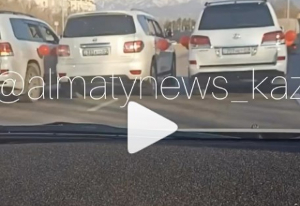 Жол талғамайтын көліктер кортежі алматылық жүргізушілердің ашуын келтірді