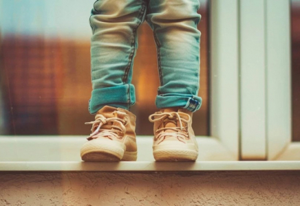 Таразда әйел екі баласын 5-ші қабат терезесінен лақтырып жіберді