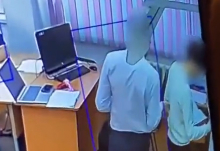 “Оқушының арқасынан шегемен түрткен“: Павлодарда мұғалімнің әрекеті тексерілді
