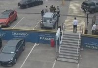 Талғардағы автосалон алдында отбасылық жанжал шықты: араша түспек болған куәгердің жағы сынған