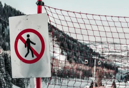 Шымбұлақта ресейлік сноубордшы жолдан шығып, жыраға құлап кетті – құтқару сәті видеоға түсті