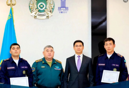 Шымкентте балаларды құтқарған өрт сөндірушілер марапатталды