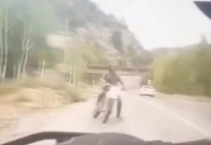 Риддерде полицей мотоцикл жүргізушісін қағып кетті: видео