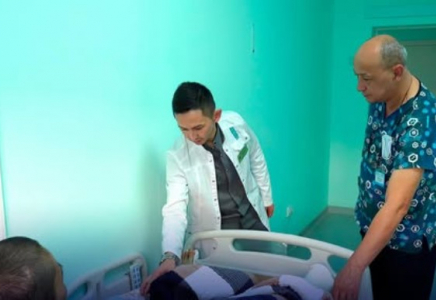 Шымкенттік дәрігерлер 5-қабаттан құлаған тұрғынды аман алып қалды 