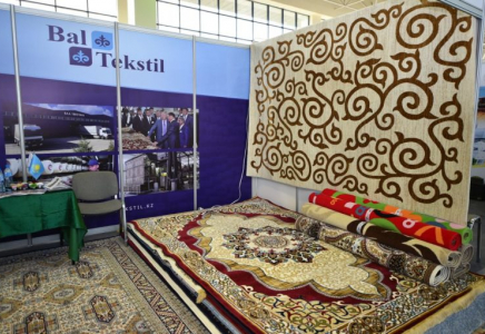 ШЫМКЕНТ: «Bal-Tekstil» кілем фабрикасы Мақтааралға 6 млн теңгенің кілемдерін жеткізді