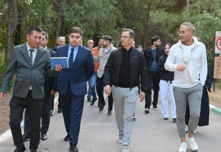 ШЫМКЕНТ: венгриялық делегация өкілдері дендросаябаққа ағаш отырғызды 