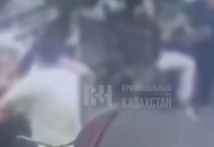 Ақтауда дәмханада отырған ер адамның бетіне белгісіз біреу оқ атып кетті (ВИДЕО)