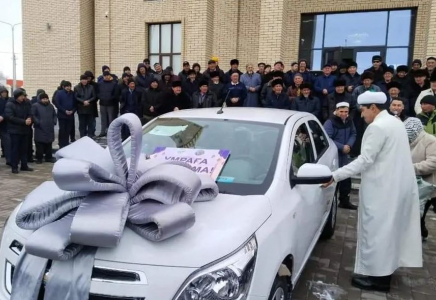 ТҮРКІСТАН: Созақтық жастар ауыл имамына көлік мінгізіп, қажылыққа жолдама берді