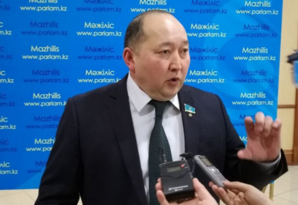 Шекара маңындағы жергілікті халық тек Қытай радиосын тыңдауға мәжбүр – Берік Дүйсенбинов