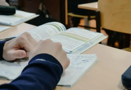 Қазақстанда “ертегі кейіпкерлеріне“ байланысты мектеп оқулықтарын қайта басып шығаруға тура келген