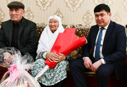 ТҮРКІСТАН: Ордабасылық ғасыр жасаған анаға құрмет көрсетілді
