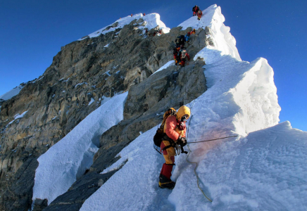 Қазақстандық альпинист Эверест шыңын бағындырды 