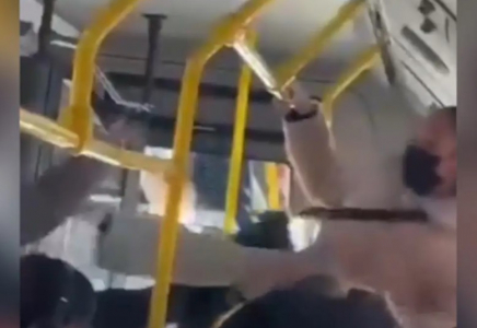 Алматыда автобусқа мінген екі әйел төбелесіп, бір-бірін аяусыз ұрды (ВИДЕО)