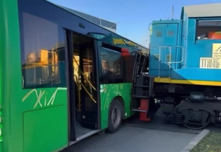 ​Алматы маңында автобус пен пойыз соқтығысып, алты адам зардап шекті