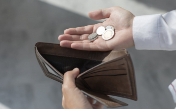 &quot;Күйеуім тиын санап жүр&quot;: жас келін қайынатасының үйінен қуып жатқанын айтты