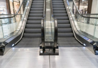 Әуежай эскалаторда жарақат алған балаға 2 млн теңге төлейді