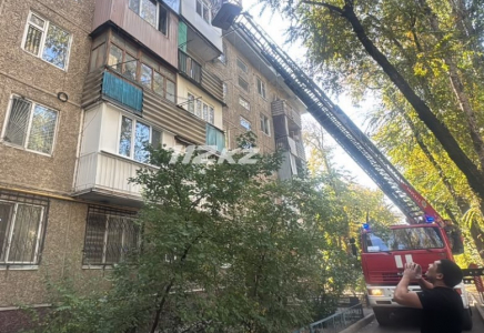 Таразда көппәтерлі тұрғын үй өртеніп, 16 адамды эвакуацияланды