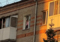 «Екеуі де мас»: Петропавл қаласында екі бүлдіршін бесінші қабаттан құлап кете жаздады (ВИДЕО)