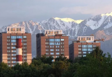 Көктөбе телемұнарасы қызғылт сары түске көмкерілді