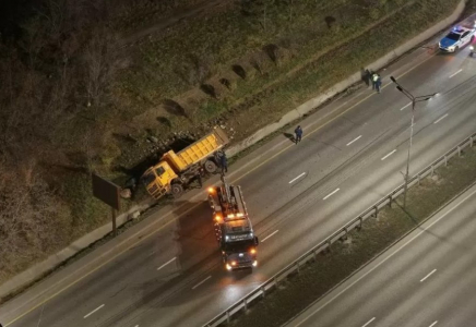 Алматыда КамАЗ арыққа аударылып түсті