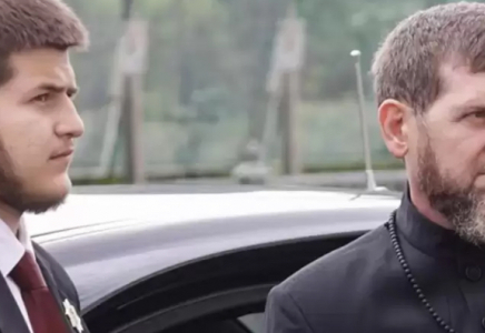 Рамзан Қадыровтың ұлы Грозныйда жол апатына түсіп, ауруханаға жеткізілді – БАҚ