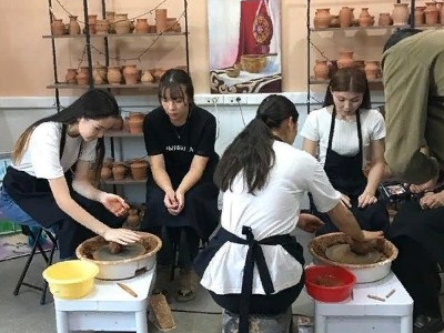Шымкентте жастарға қыш құмыра жасаудан шеберлік сабағы өткізілді