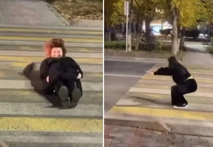 Лайк пен контент үшін: Атырауда қыздар жол бойына жатып алып, көлік қозғалысына кедергі келтірді (ВИДЕО)