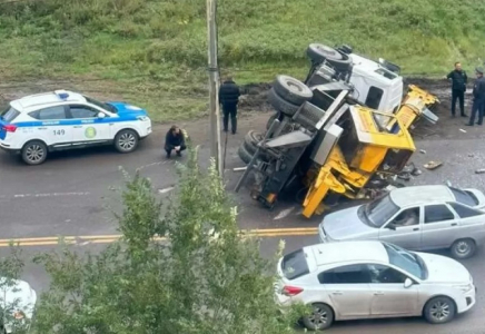 Қарағандыда автокран аударылып кетті