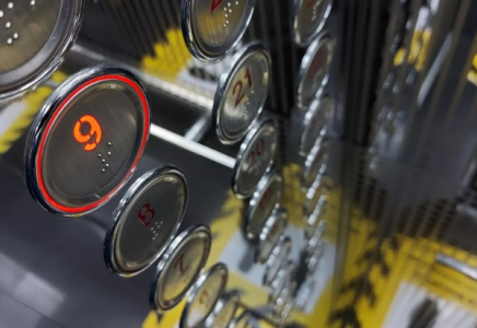 Алматыда лифтіде дәрет сындырған ер адам қамауға алынды - видео