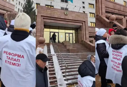 Астанадағы Министрліктер үйі маңына әскерде қаза тапқан сарбаздардың аналары жиналды