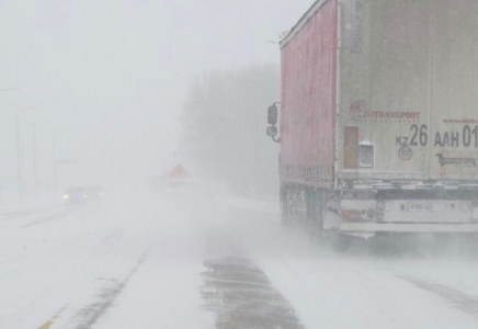 Ауа райының бұзылуына байланысты екі облыста жол жабылды