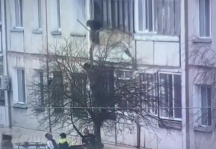 Ақмолада анасы мен әкесінің балаларын жанұшыра өрттен құтқарып жатқан сәті пайда болды (ВИДЕО)
