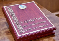 "Тең" сөзі "қатар" сөзімен алмастырылады: Конституциясы жобасының тіл туралы Заңына өзгеріс енгізіледі