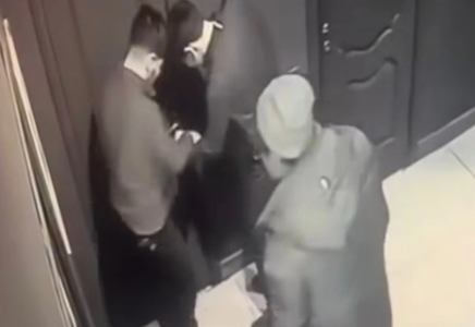 Оралда екі ер адам әйелдер дәретханасында ұсталып қалып, соққыға жығылды (видео)