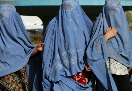 Тәліптер әйелдерге паранжасыз ауруханаға баруға және таксиге отыруға тыйым салды