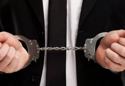 Павлодар облысындағы мектеп директоры 15 тәулікке қамауға алынды