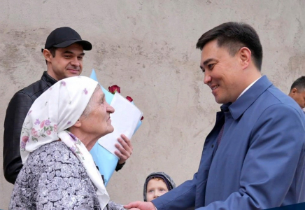 ШЫМКЕНТ: қала әкімі коллектор апатынан баспанасы зардап шеккен зейнеткерге үйдің кілтін табыстады