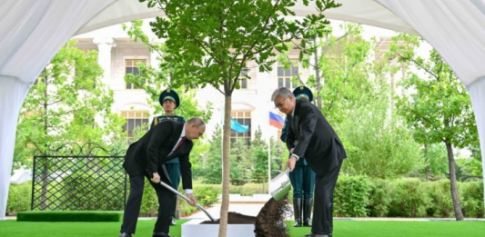 Қазақстан мен Ресей президенттері ағаш егу рәсіміне қатысты
