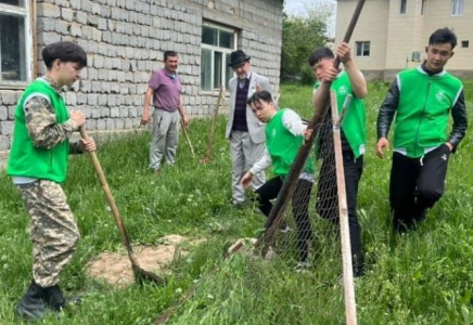 «ӨНЕГЕЛІ ҰРПАҚ»: Төлебилік еріктілер ардагерлер тұратын үйлердің ауласын тазартты