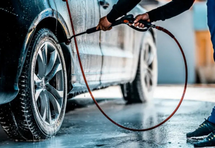 Көлік жөндеу орталығының маманы біреудің темір тұлпарын айдап кетіп, апатқа ұшырады