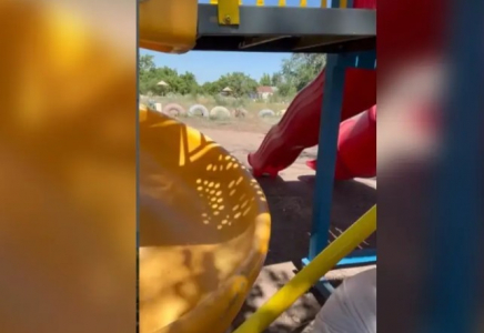 Ақмола облысындағы кәсіпкер өз қаражатына салған балалар алаңын бұзып әкеткен (ВИДЕО)