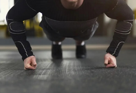 Атыраудағы колледждің мұғалімі сабаққа кешіккен студентке 100 рет жаттығу істеткен: бала ауруханада