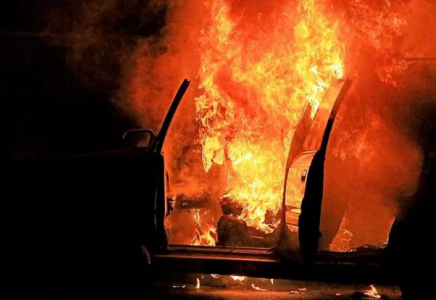 Семейлік зейнеткер полицияның екі көлігін өртеп жіберді (ВИДЕО)