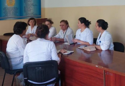 ​Шымкентте АИТВ бар балалардың денсаулығын қорғау мақсатында АРВ терапиясына бейімділік мәселелері талқыланды