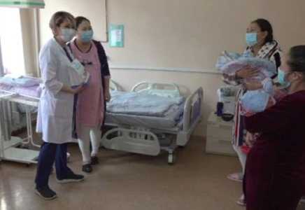 Алматыда Тәуелсіздік күнінде өмірге келген сәбиге Қайрат Рысқұлбековтің есімі берілді