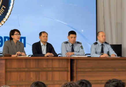 ШЫМКЕНТ: полицейлер әлем чемпионының қатысуымен оқушыларға қауіпсіздік сабағын өткізді